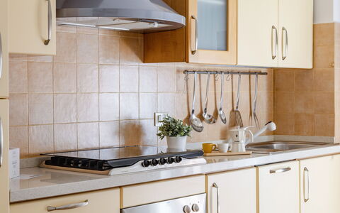 Casa Acquamarina: Küche, Countertop, Küchengerät, Cabinetry, Möbel, Major Appliance, Interior Design, Flooring, Holz, Herd