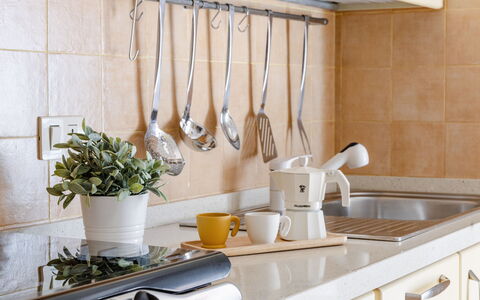 Casa Acquamarina: Küche, Geschirr, Küchengerät, Countertop, Haushaltsgerät, Obst, Cabinetry, Essen, Servierware