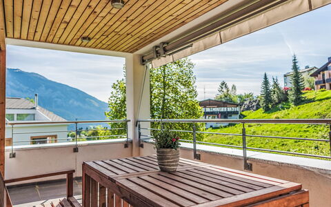 Prada Biala: Fenster, Die Architektur, Wohngebiet, Haus, Zuhause, Dach, Hütte, Auffahrt, Vorort, Mittelklasse-Pkw