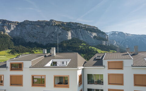 Prada Biala: Fenster, Die Architektur, Wohngebiet, Haus, Zuhause, Dach, Hütte, Auffahrt, Vorort, Mittelklasse-Pkw