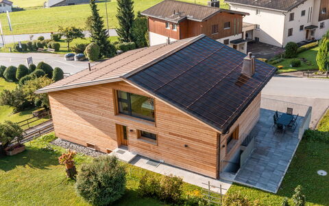 Flims 832: Fenster, Die Architektur, Wohngebiet, Haus, Zuhause, Dach, Hütte, Auffahrt, Vorort, Mittelklasse-Pkw