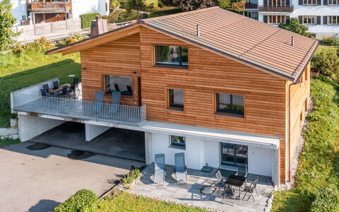 Flims 832: Fenster, Die Architektur, Wohngebiet, Haus, Zuhause, Dach, Hütte, Auffahrt, Vorort, Mittelklasse-Pkw