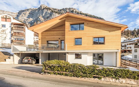 Flims 832: Fenster, Die Architektur, Wohngebiet, Haus, Zuhause, Dach, Hütte, Auffahrt, Vorort, Mittelklasse-Pkw