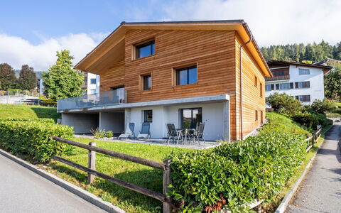Flims 832: Fenster, Die Architektur, Wohngebiet, Haus, Zuhause, Dach, Hütte, Auffahrt, Vorort, Mittelklasse-Pkw