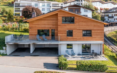 Flims 832: Fenster, Die Architektur, Wohngebiet, Haus, Zuhause, Dach, Hütte, Auffahrt, Vorort, Mittelklasse-Pkw