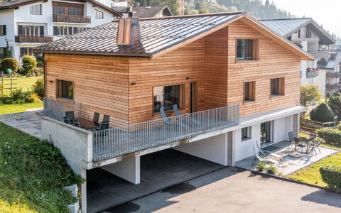 Flims 832: Fenster, Die Architektur, Wohngebiet, Haus, Zuhause, Dach, Hütte, Auffahrt, Vorort, Mittelklasse-Pkw