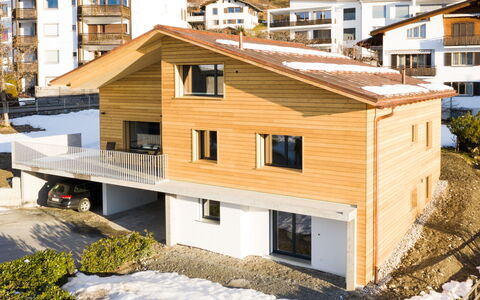 Flims 832: Fenster, Die Architektur, Wohngebiet, Haus, Zuhause, Dach, Hütte, Auffahrt, Vorort, Mittelklasse-Pkw