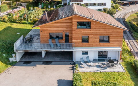 Flims 832: Fenster, Die Architektur, Wohngebiet, Haus, Zuhause, Dach, Hütte, Auffahrt, Vorort, Mittelklasse-Pkw