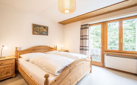 Val Signina 1-13A: Fenster, Die Architektur, Wohngebiet, Haus, Zuhause, Dach, Hütte, Auffahrt, Vorort, Mittelklasse-Pkw