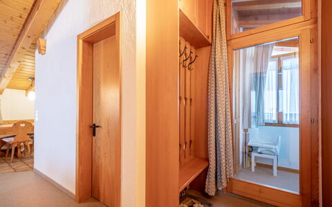 Casa Darschalè 11: Fenster, Die Architektur, Wohngebiet, Haus, Zuhause, Dach, Hütte, Auffahrt, Vorort, Mittelklasse-Pkw