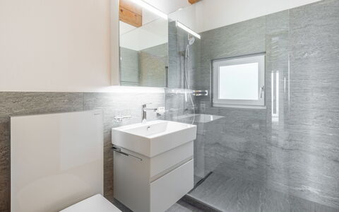 Darschalè 11: Flooring, Armatur, Fussboden, Interior Design, Badezimmer, Sinken, Bad Sink, Zapfhahn, Decke, Fliese
