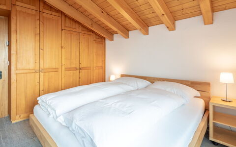 Darschalè 11: Holz, Interior Design, Fussboden, Schlafzimmer, Decke, Bett, Hartholz, Bettrahmen, Holzbeize, Bedding