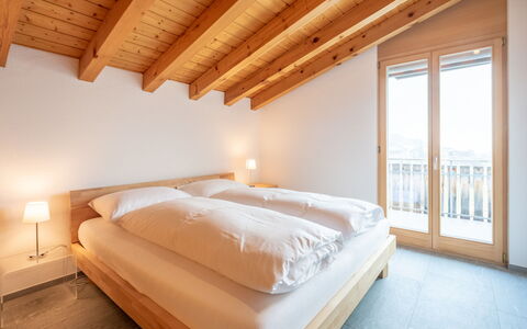 Darschalè 11: Holz, Schlafzimmer, Interior Design, Bett, Decke, Bettdecke, Bedding, Bettrahmen, Zimmer, Hartholz