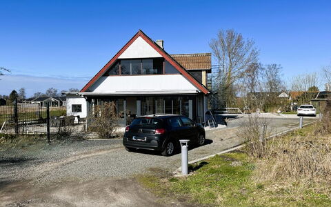 Aaro - 275M from the Sea: Fenster, Die Architektur, Wohngebiet, Haus, Zuhause, Dach, Hütte, Auffahrt, Vorort, Mittelklasse-Pkw