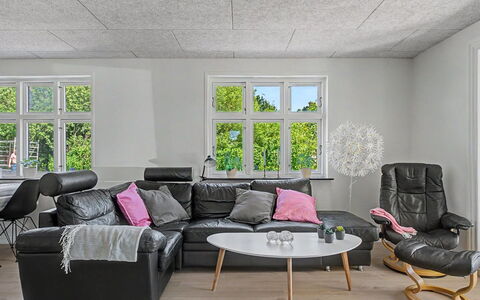 Aaro - 275M from the Sea: Flooring, Fussboden, Decke, Interior Design, Möbel, Holzboden, Wohnzimmer, Light Fixture