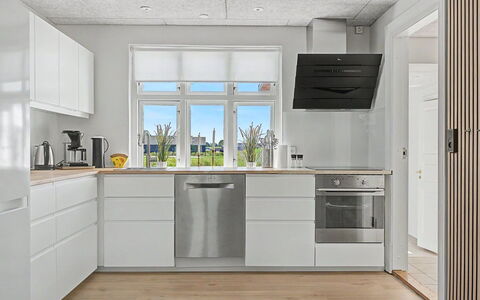Aaro - 275M from the Sea: Küche, Küchengerät, Flooring, Major Appliance, Holz, Fussboden, Countertop, Cabinetry, Interior Design, Haushaltsgerät