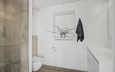 Aaro - 275M from the Sea: Flooring, Wand, Fussboden, Interior Design, Armatur, Decke, Badezimmer, Beleuchtung, Zimmer, Fliese