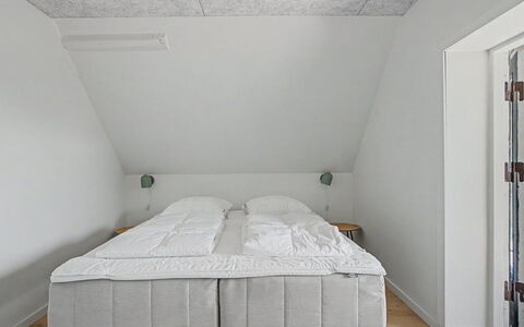 Aaro - 275M from the Sea: Schlafzimmer, Flooring, Decke, Fussboden, Interior Design, Linens, Bedding, Bettdecke, Bett, Bettrahmen