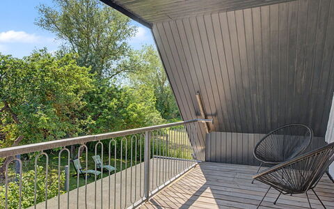 Aaro - 275M from the Sea: Holz, Hartholz, Deck, Planke, Geländer, Holzbeize, Schatten, Balkon, Holzboden, Natürliches Material