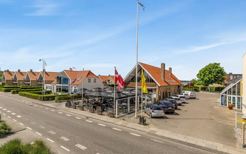 Maris - 280M from the Sea: Möbel, Interior Design, Wand, Flooring, Holz, Fussboden, Zimmer, Decke, Beleuchtung, Zuhause