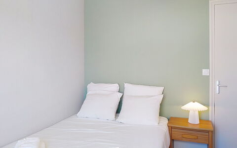 Dolce Vita: Wand, Fussboden, Interior Design, Holz, Schlafzimmer, Flooring, Bett, Möbel, Zimmer, Bettdecke