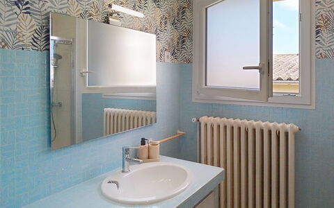 Dolce Vita: Wand, Armatur, Bad Sink, Interior Design, Sinken, Flooring, Badezimmer, Spiegel, Zapfhahn, Fussboden