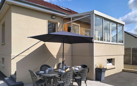 Dolce Vita: Zuhause, Möbel, Verbundwerkstoff, Tür, Balkon, Schatten, Stuhl, Gartenmöbel, Veranda, Blumentopf