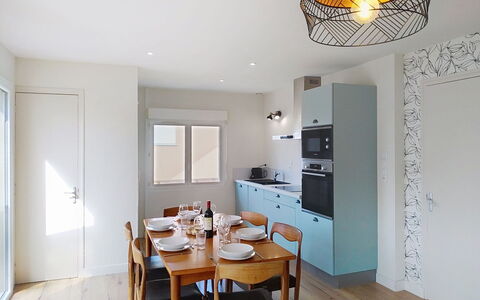 Dolce Vita: Möbel, Interior Design, Flooring, Fussboden, Light Fixture, Holz, Decke, Countertop, Zimmer, Küche