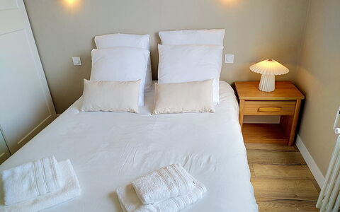 Dolce Vita: Bett, Schlafzimmer, Bedding, Bettdecke, Interior Design, Holz, Möbel, Fussboden, Dekokissen, Zimmer