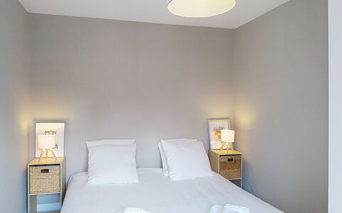 Dolce Vita: Bett, Interior Design, Bedding, Möbel, Schlafzimmer, Bettdecke, Wand, Fussboden, Zimmer, Decke