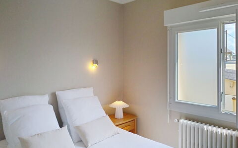 Dolce Vita: Wand, Interior Design, Holz, Bett, Schlafzimmer, Möbel, Zimmer, Fussboden, Decke, Beleuchtung