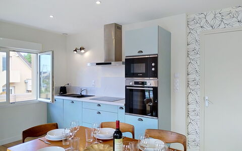 Dolce Vita: Küche, Countertop, Möbel, Küchengerät, Interior Design, Cabinetry, Major Appliance, Holz, Flooring, Decke
