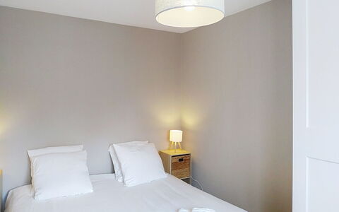 Dolce Vita: Bett, Schlafzimmer, Interior Design, Bedding, Bettdecke, Holz, Fussboden, Decke, Zimmer, Möbel