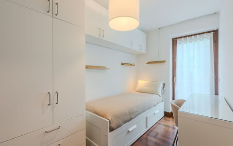 Sun: Möbel, Flooring, Wand, Interior Design, Fussboden, Holz, Schlafzimmer, Bett, Zimmer, Regal