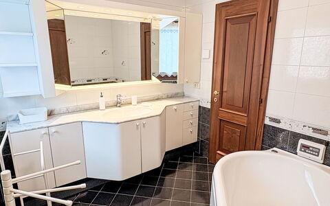 Sun: Möbel, Interior Design, Wand, Flooring, Holz, Fussboden, Zimmer, Decke, Beleuchtung, Zuhause