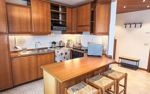 Sun: Möbel, Interior Design, Wand, Flooring, Holz, Fussboden, Zimmer, Decke, Beleuchtung, Zuhause