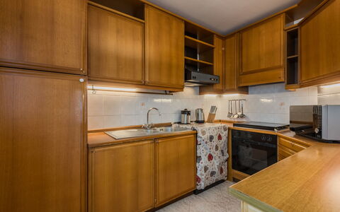 Sun: Küche, Cabinetry, Holz, Flooring, Countertop, Küchengerät, Major Appliance, Interior Design, Fussboden, Zimmer