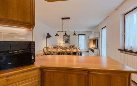 Sun: Küche, Interior Design, Countertop, Cabinetry, Möbel, Holz, Decke, Light Fixture, Flooring, Küchengerät