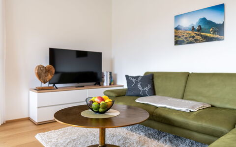 Family Nest Goldeck & See: Möbel, Interior Design, Flooring, Fussboden, Couch, Holz, Wohnzimmer, Zimmer, Tabelle, Beleuchtung
