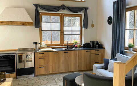 Chalet Auszeit: Möbel, Interior Design, Küche, Flooring, Holz, Countertop, Cabinetry, Fussboden, Stuhl, Küchengerät