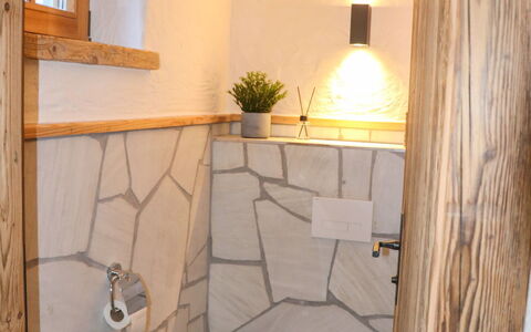 Chalet Auszeit: Wand, Flooring, Fussboden, Interior Design, Fliese, Armatur, Badezimmer, Natürliches Material, Installation, Holzbeize