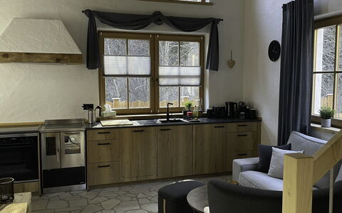 Chalet Auszeit: Möbel, Interior Design, Flooring, Holz, Küche, Countertop, Fussboden, Stuhl, Cabinetry, Zimmer