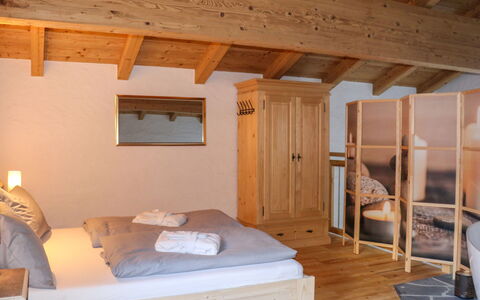 Chalet Auszeit: Möbel, Interior Design, Holz, Flooring, Schlafzimmer, Fussboden, Bett, Decke, Zimmer, Beleuchtung