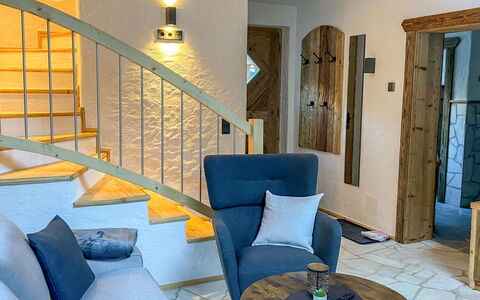 Chalet Auszeit: Möbel, Interior Design, Flooring, Wand, Holz, Fussboden, Wohnzimmer, Zimmer, Couch, Beleuchtung