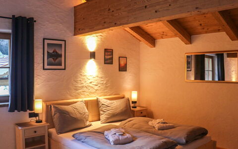 Chalet Auszeit: Möbel, Interior Design, Bett, Wand, Schlafzimmer, Flooring, Fussboden, Zimmer, Holz, Decke