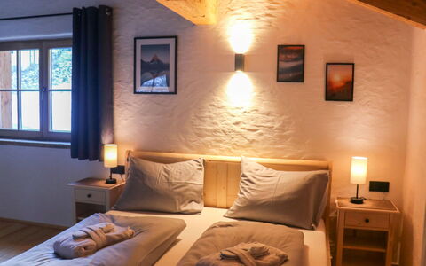 Chalet Auszeit: Möbel, Interior Design, Bett, Schlafzimmer, Wand, Holz, Bettdecke, Flooring, Fussboden, Zimmer