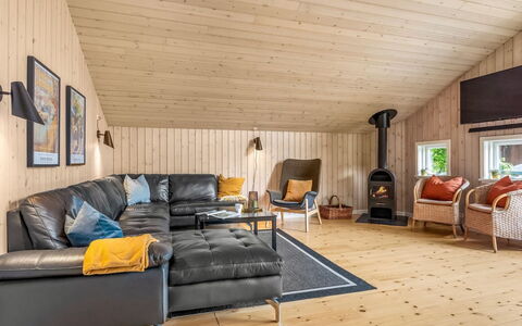 Sissa - 700M from the Sea: Holz, Interior Design, Möbel, Flooring, Decke, Zuhause, Wohnzimmer, Fussboden, Holzboden, Beleuchtung