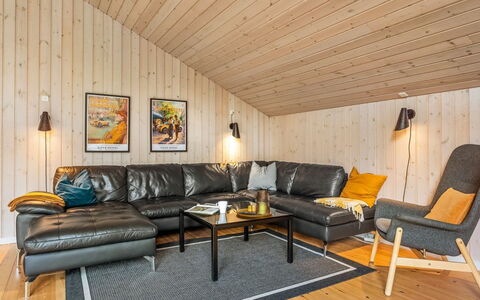 Sissa - 700M from the Sea: Holz, Interior Design, Decke, Möbel, Flooring, Zuhause, Wohnzimmer, Beleuchtung, Holzboden, Couch
