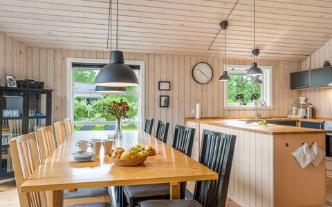 Sissa - 700M from the Sea: Holz, Möbel, Decke, Flooring, Interior Design, Light Fixture, Küche & Esszimmer Tisch, Fussboden, Esszimmer, Hartholz