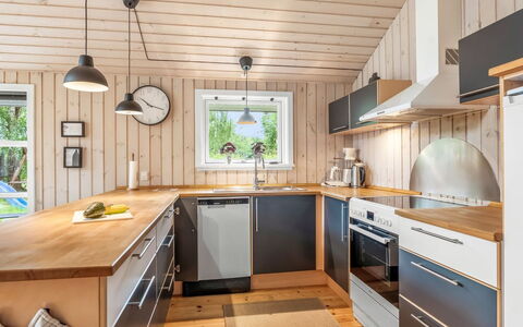 Sissa - 700M from the Sea: Flooring, Holz, Küche, Interior Design, Countertop, Decke, Fussboden, Küchengerät, Möbel, Cabinetry